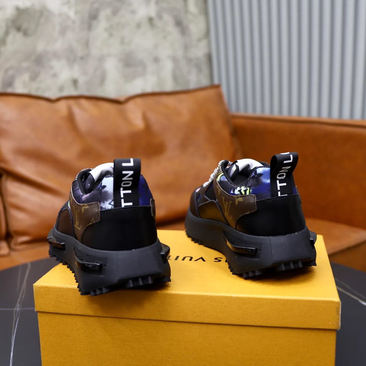 Ex-factory price: 462💰🙅‍♂️🙅‍♂️🙅‍♂️ Brand: LV Louis Vuitton Standard code: 38-44 (45 customized) Grade: Same as the official website Material: Original material splicing Comfortable and breathable lining Lightweight and wear-resistant sports outsole Style category: Men's fashionable casual shoes Running sneakers Distinguished luxury brand elements Top luxury Color: actual picture color